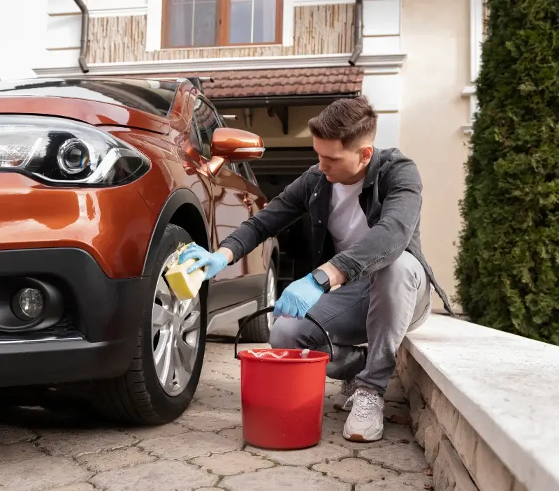 Lavage auto à domicile Le Poislay : professionnel intervenant sur un véhicule